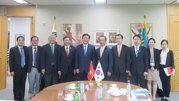 Chairman of the Korea International Cooperation Agency (Koica) Kim In Shik (2nd, L) receives secretary Dinh La Thang in South Korea on September 9 (Photo: SGGP)